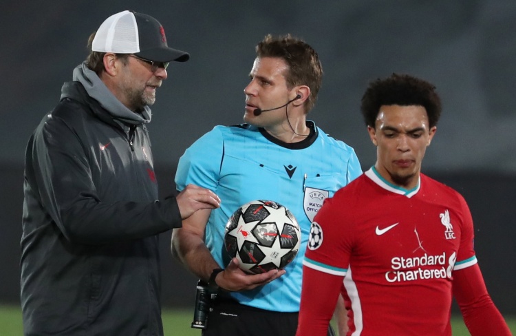 德国杯半场：曼赞比造点格里弗建功，弗赖堡1-0达姆施塔特（德国杯半场战报：曼赞比造点助格里弗破门，弗赖堡暂1-0领先达姆施塔特）