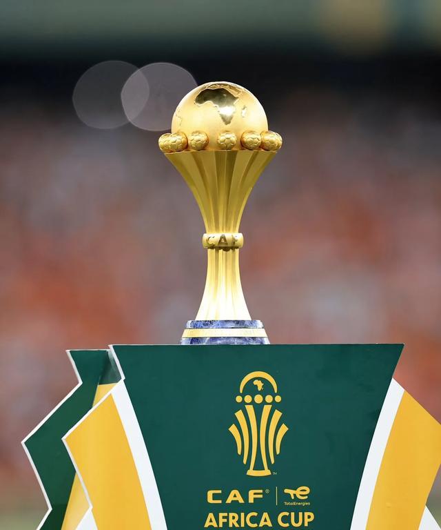 广东籍球员廖锦涛、吕焯毅参与英博队内的大连话挑战，前者胜（英博队内大连话挑战：广东籍球员廖锦涛战胜吕焯毅）