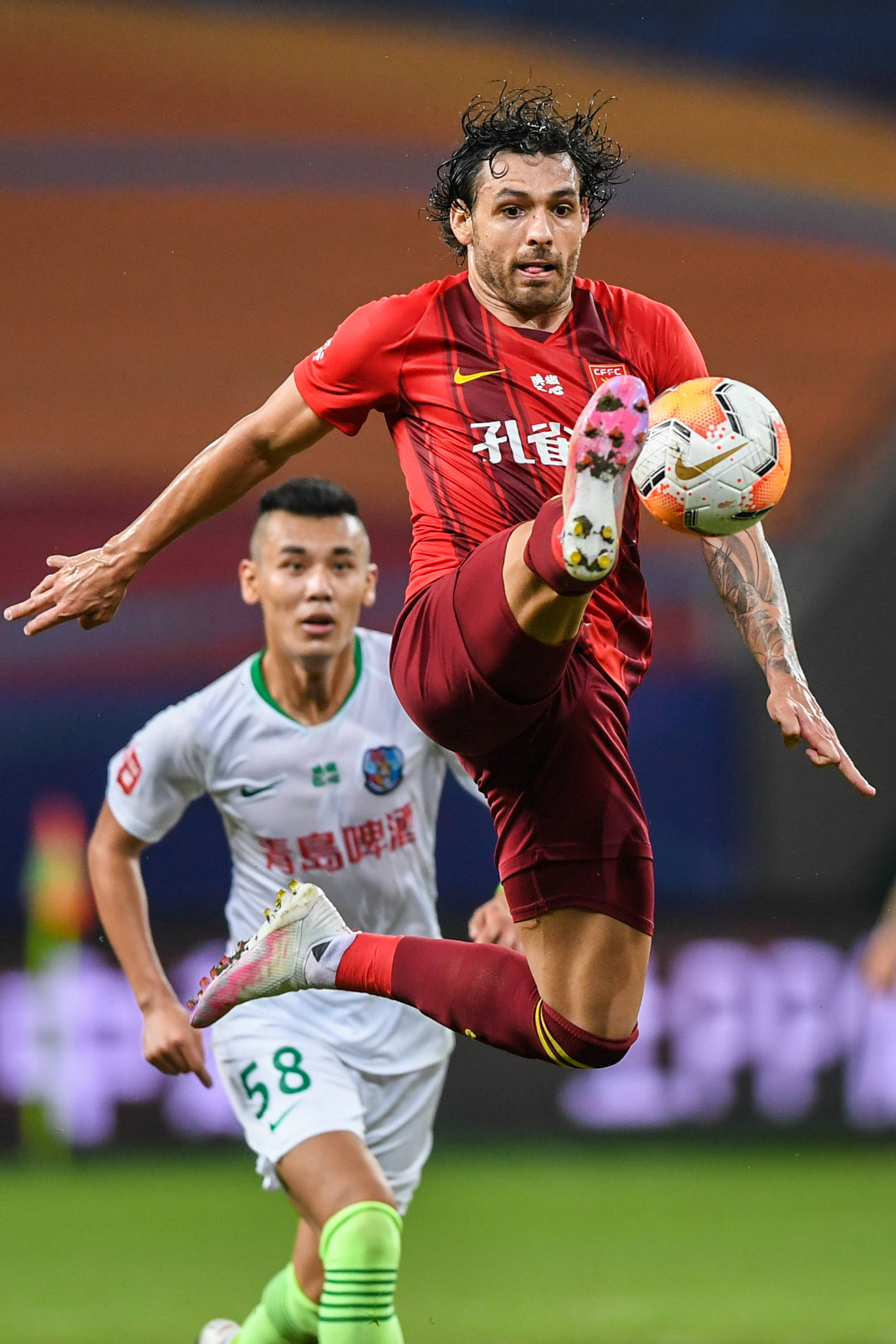 法兰克福客胜后球迷区突发火情，还有球迷从高处坠落后被送医（法兰克福客场取胜后，球迷区突发火情，有球迷高处坠落被送医）