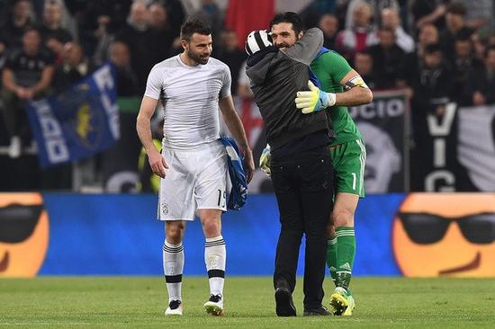 西甲16队结束15轮，姆巴佩16球领跑射手榜，巴萨、皇马多点开花，明日西甲开战。（西甲15轮战罢16队：姆巴佩16球领跑，巴萨皇马多点开花，明日联赛再燃战火）