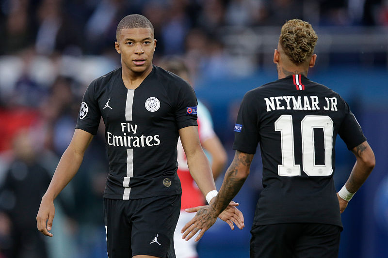 郎才女貌！英媒：库尔图瓦携妻子参加颁奖典礼，后者闪耀全场（英媒：库尔图瓦携妻亮相颁奖礼，太太光彩夺目）