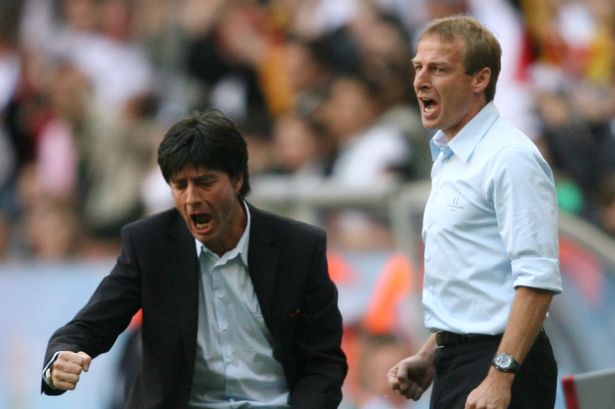 罗德里戈抗议裁判判罚：你必须尊重我们，看看你在哪里（罗德里戈质疑判罚怒斥裁判：请尊重我们，看看你的位置）